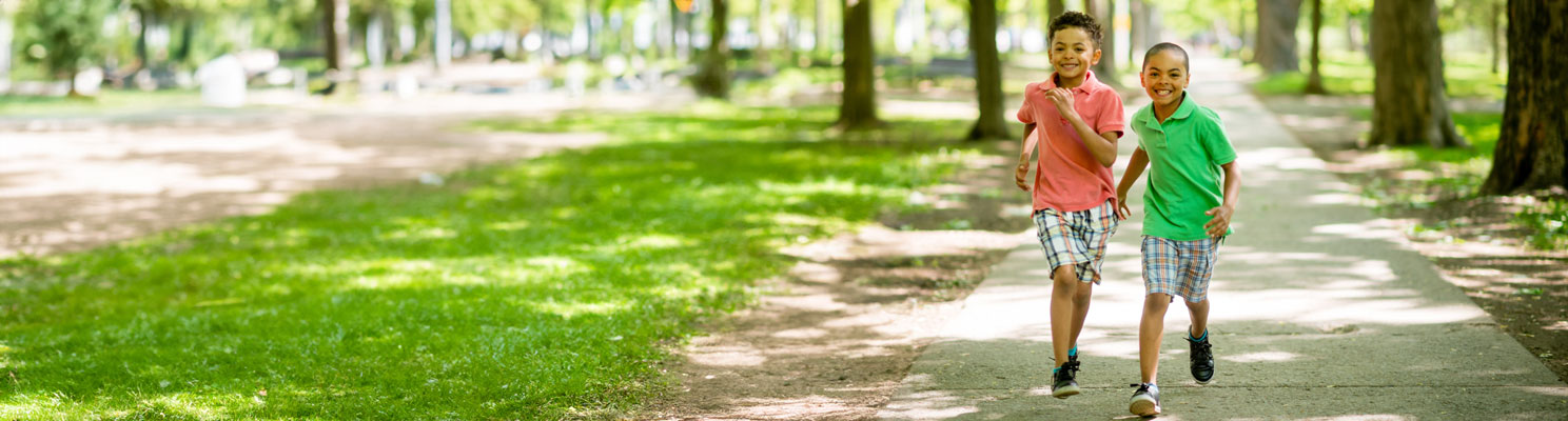 Niños corriendo